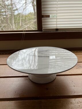 White Marble-Effect Cake Stand